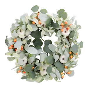 Elegante ghirlanda autunnale con foglie verde salvia e mini zucche bianche decorative