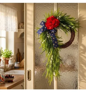 Couronne du Jour de l'Indépendance avec roses rouges et ruban bleu à étoiles sur porte.