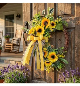 Detalle de una corona de girasoles de otoño con cintas amarillas en una puerta de madera