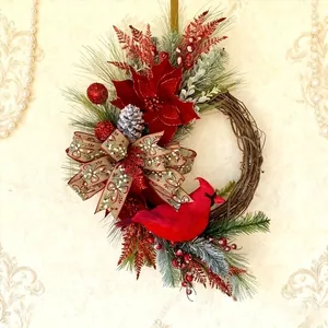 Prachtige handgemaakte kerstdeurkrans versierd met rode kardinaalvogel en kerstster