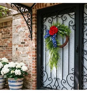 Couronne patriotique pour la fête de l'Indépendance avec roses rouges sur une porte.