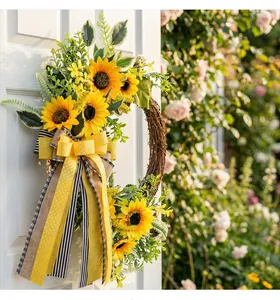 Vista detallada de una corona de girasoles de otoño con lazo amarillo en una puerta