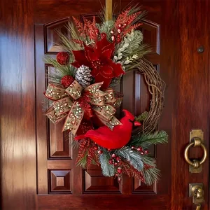 Detailopname van een handgemaakte kerstkrans met een rode kardinaal en bessen