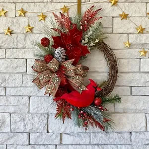 Gedetailleerd beeld van een handgemaakte kerstkrans met een rode kardinaal en bloemen