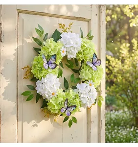 Vue détaillée d'une couronne d'hortensias de printemps avec papillons violets sur porte