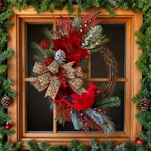 Detailopname van een handgemaakte kerstkrans met rode kardinaal op een houten venster.