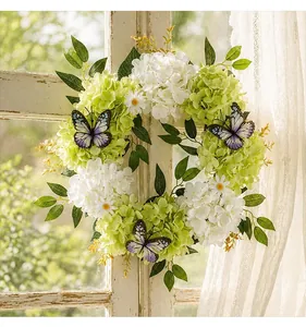 Vue détaillée d'une couronne d'hortensias de printemps avec papillons sur fenêtre