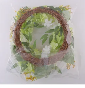 Vue détaillée de la couronne d'hortensias de printemps dans son emballage plastique protecteur