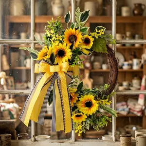 Hermosa corona de medio girasol de otoño rústico con un lazo amarillo en el marco de ventana