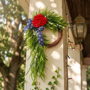 Couronne patriotique pour le Jour de l'Indépendance avec roses rouges et ruban bleu