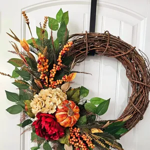Détails montrant les textures riches de la couronne d'automne avec citrouille et hortensia.