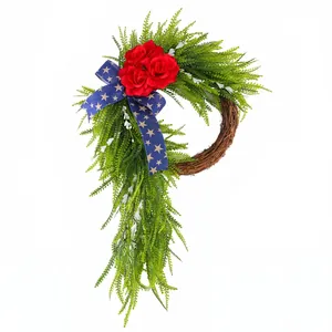 Couronne florale patriotique du Jour de l'Indépendance avec roses et ruban étoilé bleu