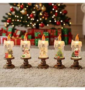 Set di cinque luci candela palla di neve natalizia con figure festive su tappeto