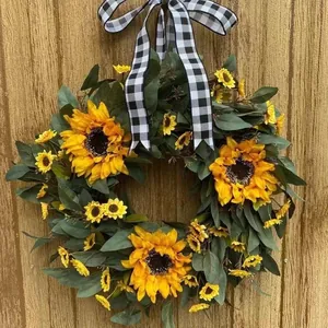 Zonnebloemkrans met eucalyptusbladeren en geruit lint voor de voordeurdecoratie