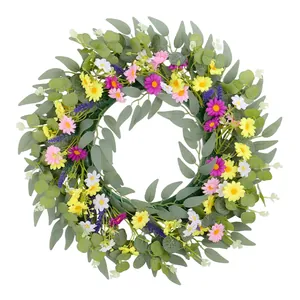 Lebendiger Frühlingskranz mit Wildblumen und grünen Blättern für die Haustürdekoration