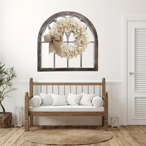 Elegante jute krans met Franse kantstrik op rustieke houten raamspiegel decoratie