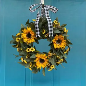 Handgemaakte kunstmatige zonnebloemkrans met geruite strik voor huisdeur decoratie