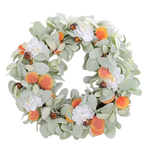 Corona de cosecha otoñal con hojas de oreja de cordero, flores blancas y bellotas para puerta