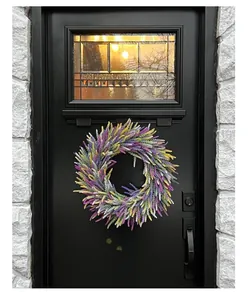 Ghirlanda di lavanda colorata decorativa appesa a un'elegante porta d'ingresso nera