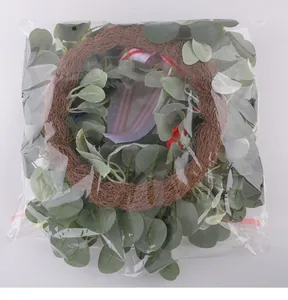 Detailansicht eines Unabhängigkeitstag-Kranzes in transparenter Kunststoffverpackung
