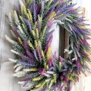 Vista dettagliata della ghirlanda di lavanda artificiale su sfondo di legno