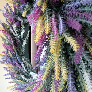 Dettaglio ravvicinato di una ghirlanda di lavanda colorata per decorare casa e matrimoni.