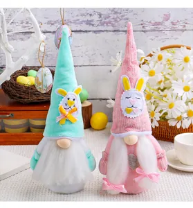 Paire de gnomes de Pâques mignons avec oreilles de lapin sur fond décor de printemps
