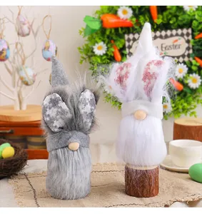 Gnomes lapins de Pâques en peluche gris et blanc avec oreilles à carreaux pour décoration.