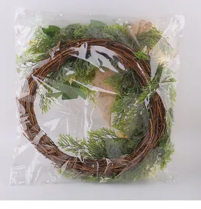 Detailansicht des herbstlichen Erntekranzes in einer klaren Schutzverpackung