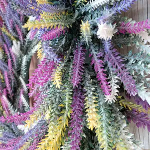Inquadratura ravvicinata di una ghirlanda di lavanda artificiale con rami viola e gialli