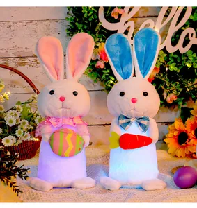 Paire de lapins de Pâques en peluche lumineux avec carotte et œufs décorés