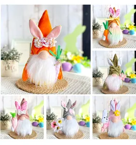 Sélection de divers gnomes de Pâques en peluche avec oreilles de lapin et accessoires.