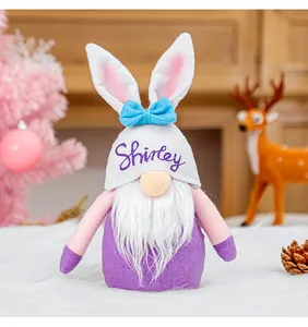 Peluche gnome de Pâques avec broderie Shirley personnalisée et petit nœud bleu décoratif