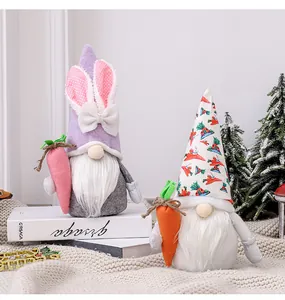 Vue détaillée de deux adorables gnomes de Pâques posés sur des livres