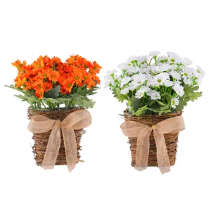 Dos arreglos de margaritas artificiales en cestas de mimbre con lazos de yute para decoración