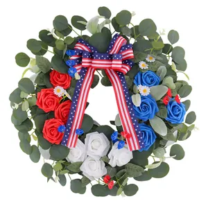 Patriotischer Unabhängigkeitstag-Kranz mit rot-weiß-blauen Rosen und US-Flaggen-Schleife