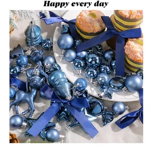 Primo piano dettagliato di decorazioni natalizie blu con eleganti fiocchi in nastro di raso blu navy