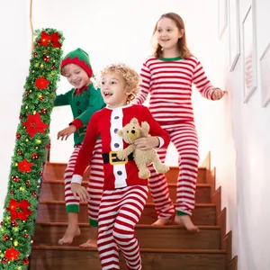Detailansicht der beleuchteten Weihnachtsgirlande mit roten Blumen in festlicher Deko
