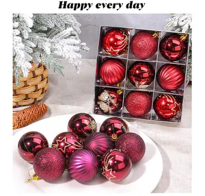Detailansicht von roten und lila Weihnachtskugeln in einer Geschenkbox mit Deko.