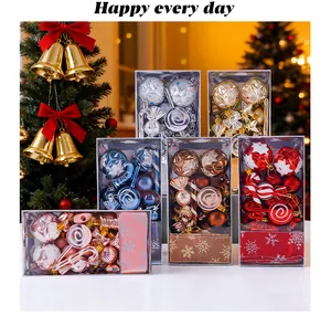 Detailansicht mehrerer Weihnachts-Geschenksets in verschiedenen festlichen Farben