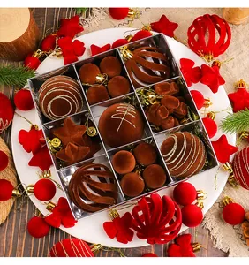 Vista detallada de 35 bolas de Navidad de terciopelo marrón y rojo en caja de regalo