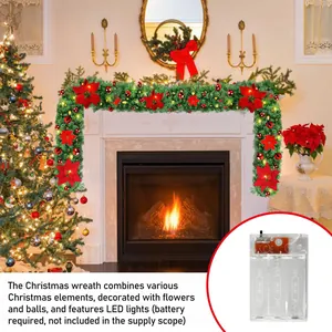 Detaillierte Ansicht der beleuchteten Weihnachtsgirlande mit roten Blumen auf dem Kamin