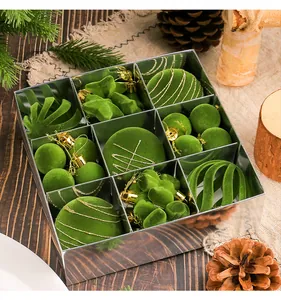 Vista detallada de bolas de Navidad de terciopelo flocado verde en caja de regalo plata