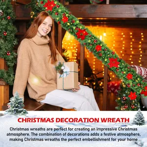 Leuchtende Weihnachtsgirlande mit roten Blumen und Kugeln zur Treppendekoration