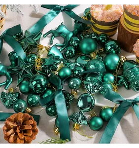 Dettaglio del set di decorazioni natalizie verde scuro con palline, stelle e fiocchi di seta