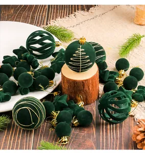 Vista detallada de bolas de Navidad de terciopelo verde y adornos en forma de estrella.