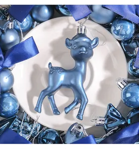 Primo piano di una decorazione natalizia a forma di cervo blu opaco con palline festive.