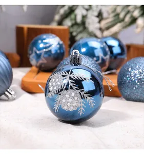 Detailaufnahme einer dunkelblauen Weihnachtskugel mit silbernem Tannenzapfen-Muster
