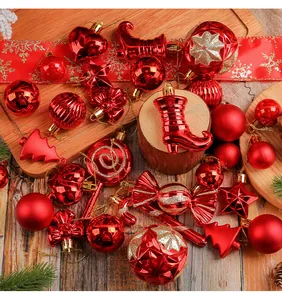 Detailansicht eines roten Weihnachtsdekorationssets mit Kugeln, Zuckerstangen und Sternen