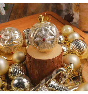 Detailansicht einer gold facettierten Weihnachtskugel mit Silberstern auf rustikalem Holz